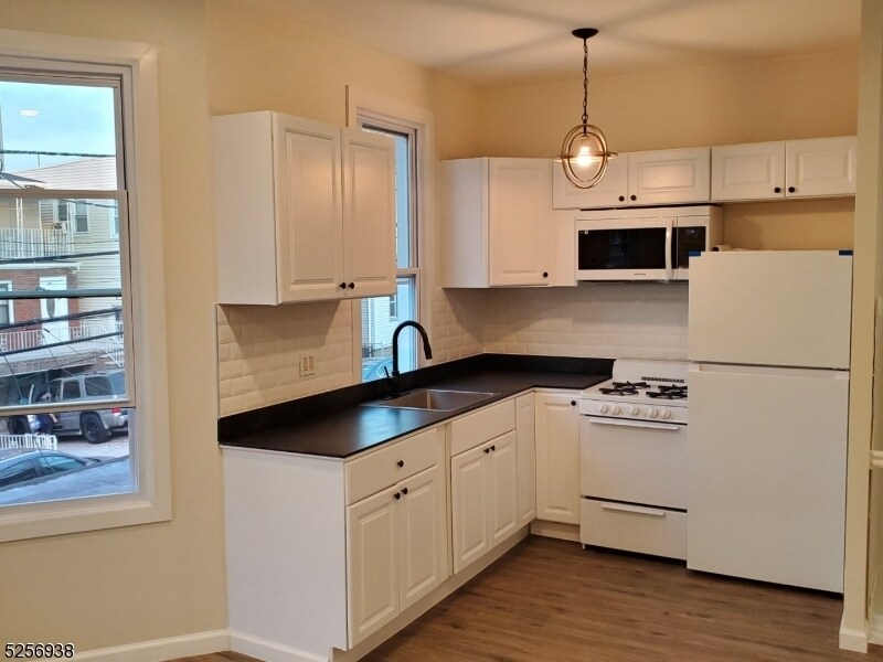 Foto principal - 593 57th St