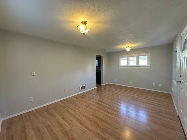 Building Photo - Stand-alone 1BR Home | W/D | Prime North E...