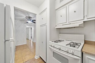 Building Photo - 711 Holiday Dr