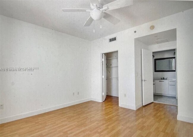 Building Photo - 1060 Brickell Ave
