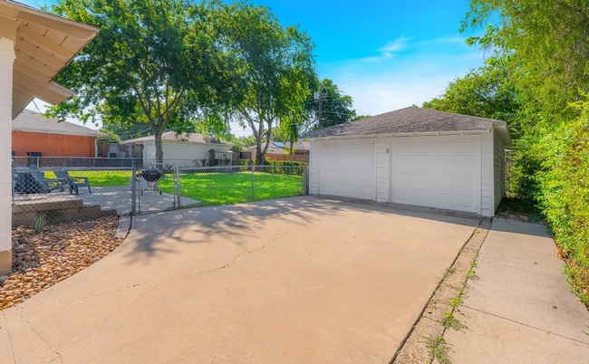 Building Photo - 3 Bedroom home in highly desireable area