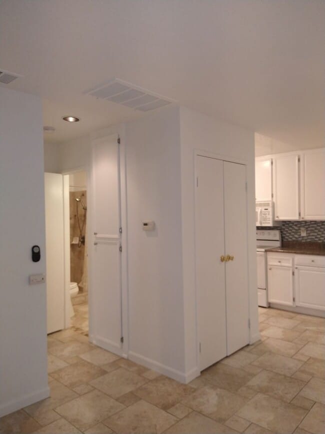 Building Photo - Downstairs Palm Springs Villas II condo