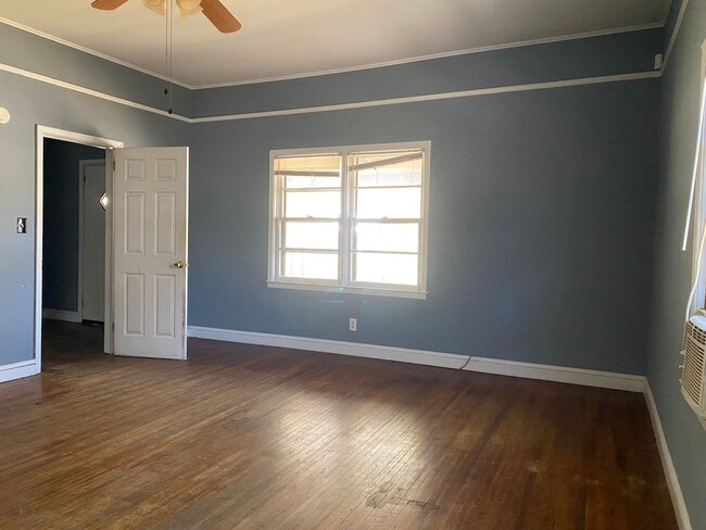 Building Photo - Cozy 2 Bedroom/1 Bathroom on Whitehall Rd ...