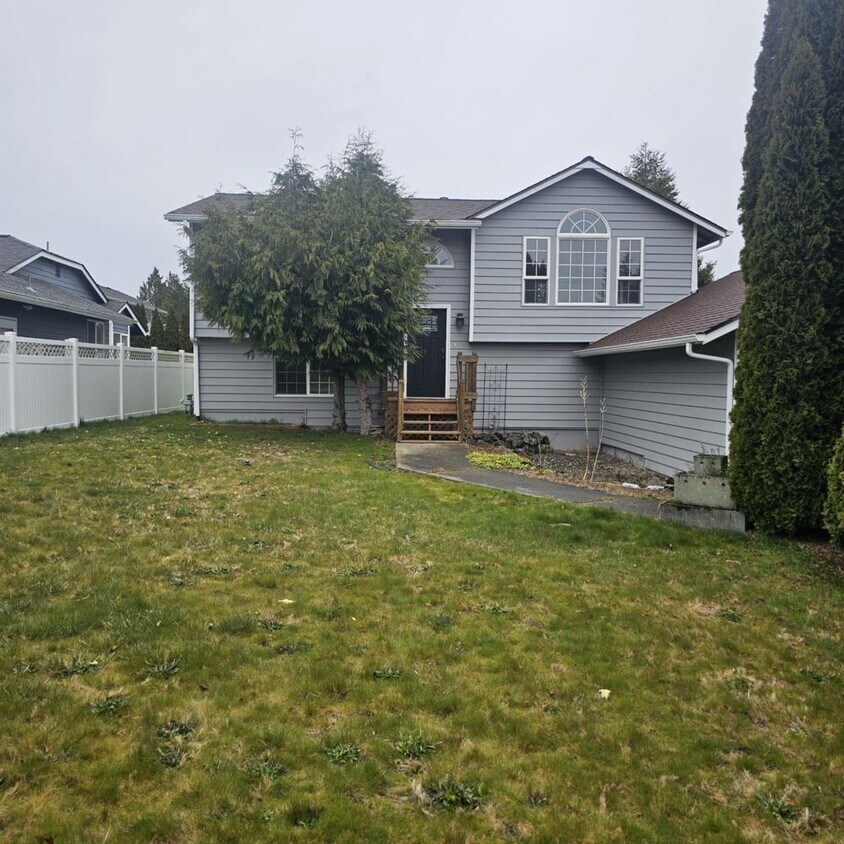 Primary Photo - Spacious 4 bedroom home with large