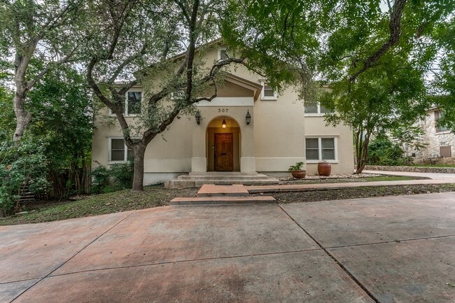Building Photo - Magnificent 6-Bedroom, 5-Full Bath in Terr...