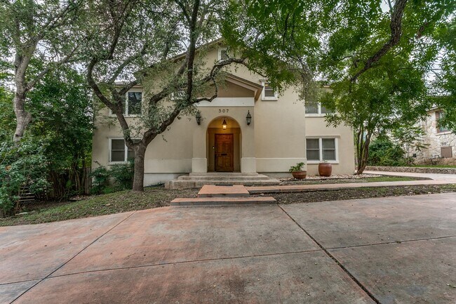 Foto del edificio - Magnificent 6-Bedroom, 5-Full Bath in Terrel Hills