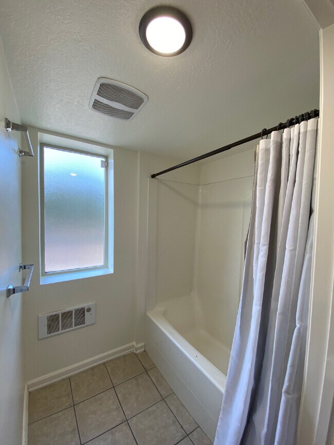 Foto del edificio - 2B 1BA | Approx 650 sqft, lower level rollup from off-street parking