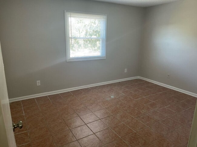 Foto del edificio - Spacious 2 Bedroom 1 Bath Second Floor Unit