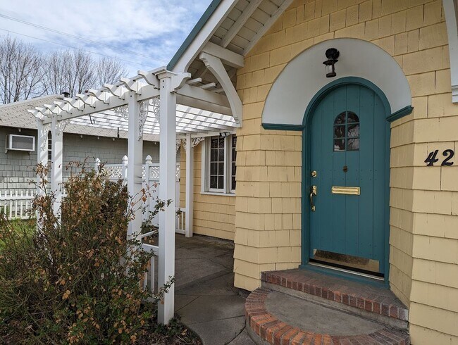 Foto del edificio - Charming 3 bedroom Normal Hill house