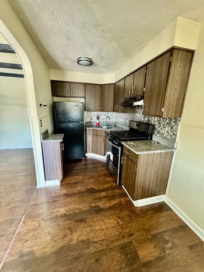 Building Photo - Charming 2-Bedroom Home in Southwest Phila...
