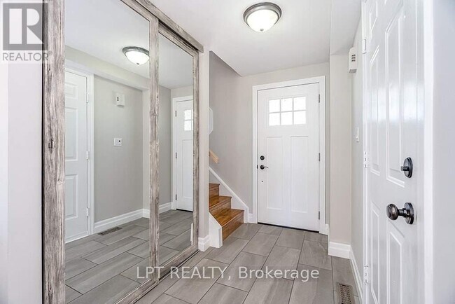 Building Photo - 35 Clute Crescent