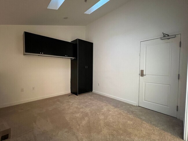 Foto del edificio - Luxurious 1 Bedroom 1.5 Bath Loft in Secur...