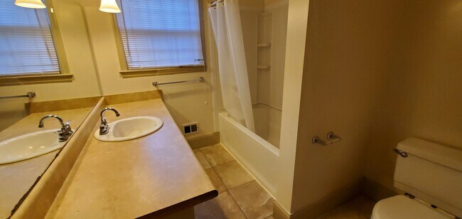 Foto del edificio - 6420 Cloverdale Dr