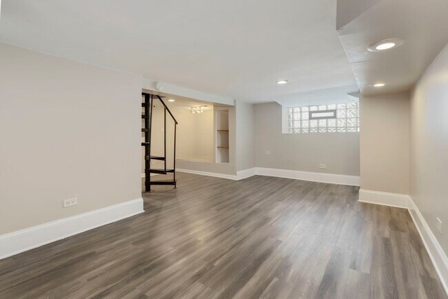 Building Photo - 2637 W Homer St