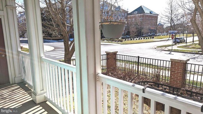 Foto del edificio - 233 King Farm Blvd