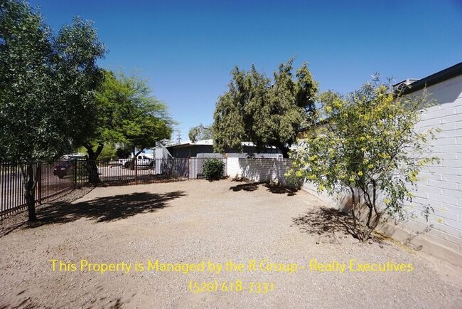 Building Photo - Adorable Home is on a Large Corner Lot