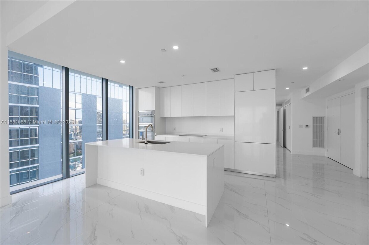 Foto principal - 700 NE 24th St
