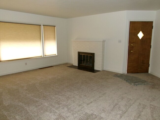 Building Photo - Beautiful 3 bedroom, 2 bath home w/4-car t...