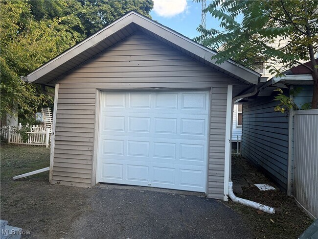 Building Photo - 204 Broad Ave NW