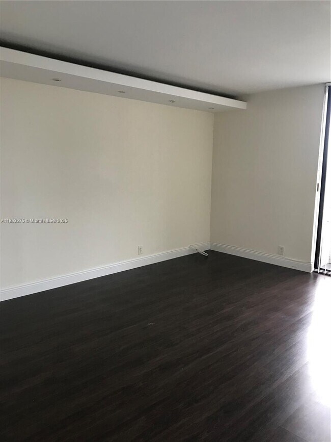 Foto del edificio - 3300 NE 191st St