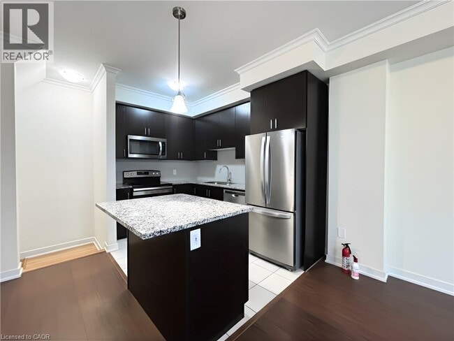 Photo du bâtiment - 590 N Service Rd