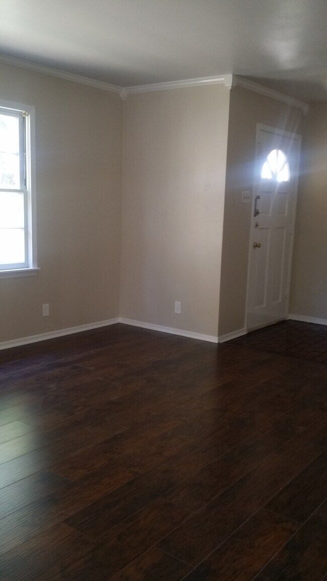 Front Entry -Living Rm - 7947 Habersham Ln