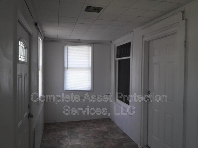 Building Photo - 6812 California Ave