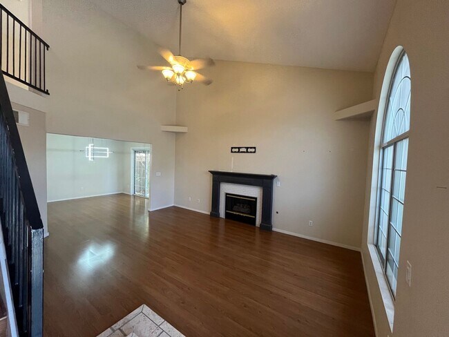 Building Photo - Charming Oversized 2 Bed, 2 Bath Townhouse...
