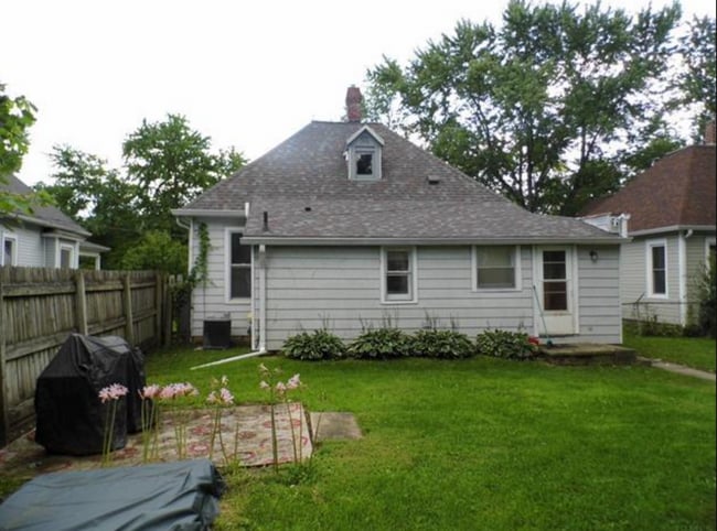 Building Photo - Charming Single Family Home with detached ...