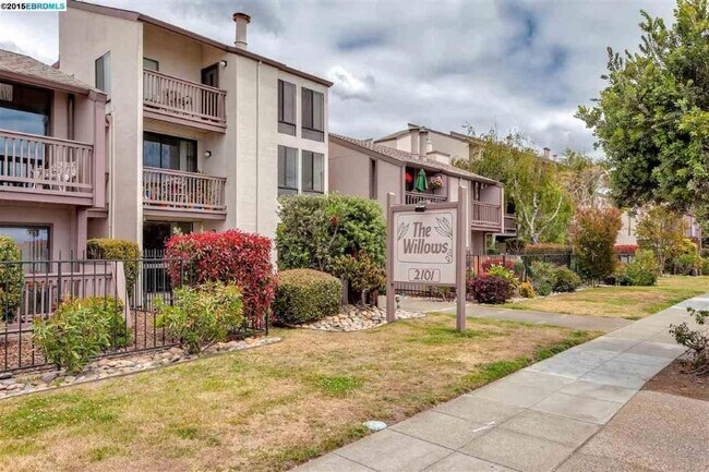 Building Photo - 2101 Shore Line Dr