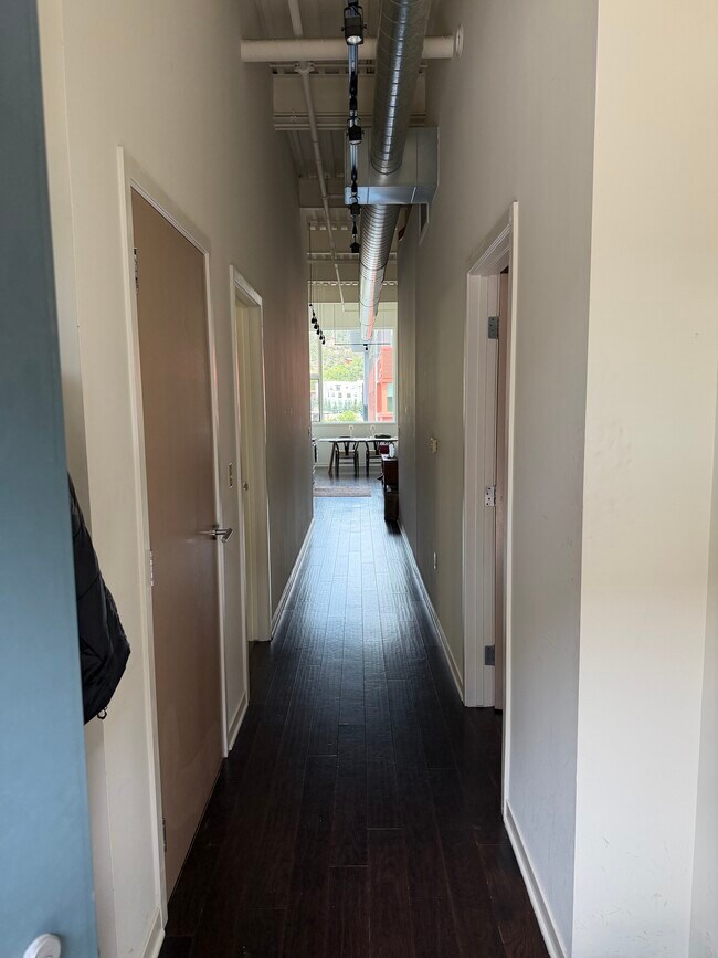 Entrada - 361 Robinson St