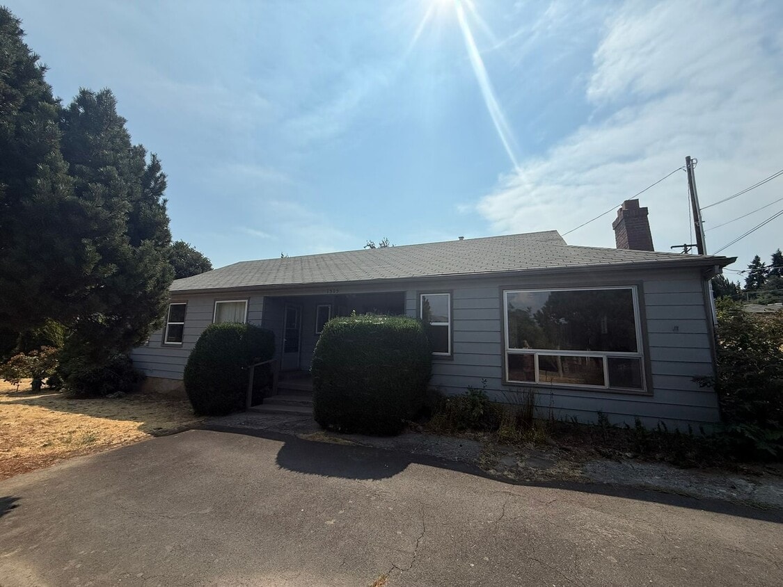Primary Photo - 2 Bedroom Home for Rent in Hood River