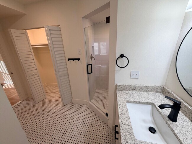 Foto del edificio - 831 Floral Dr