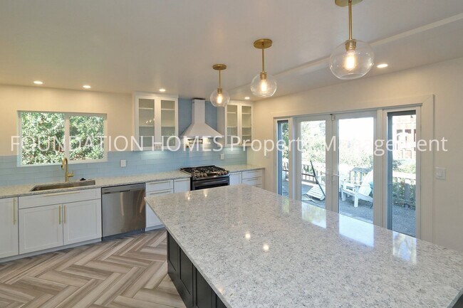 Building Photo - 3 br, 2 bath House - 193 Oak Springs Drive