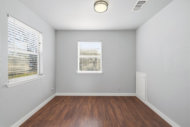 Building Photo - 213 W Davis St