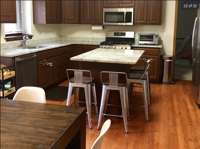 Foto del edificio - 3115 Kingbird Ln