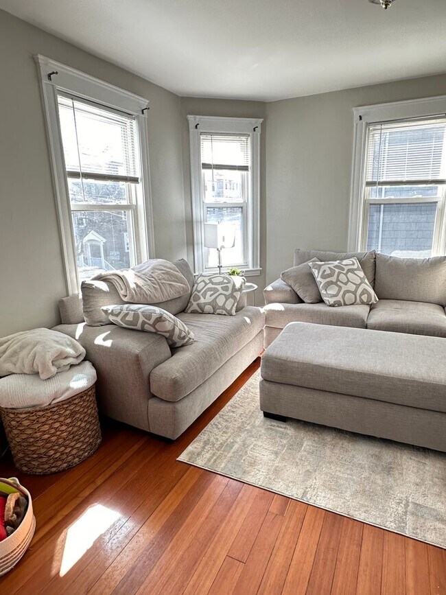 Building Photo - Everything on Your Wishlist! 2bed w/ parki...
