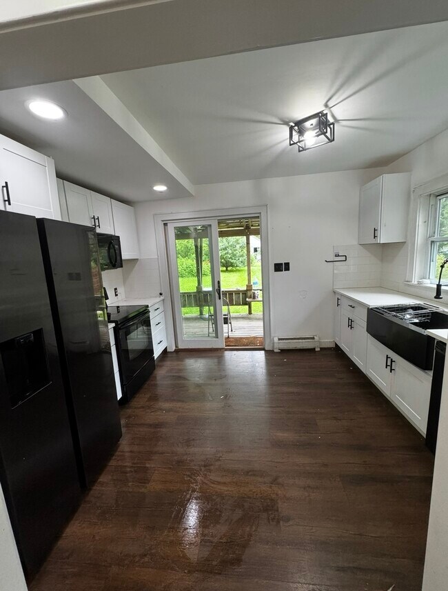 Cocina con puerta al bonito patio trasero. - 47 E Gilson Ave