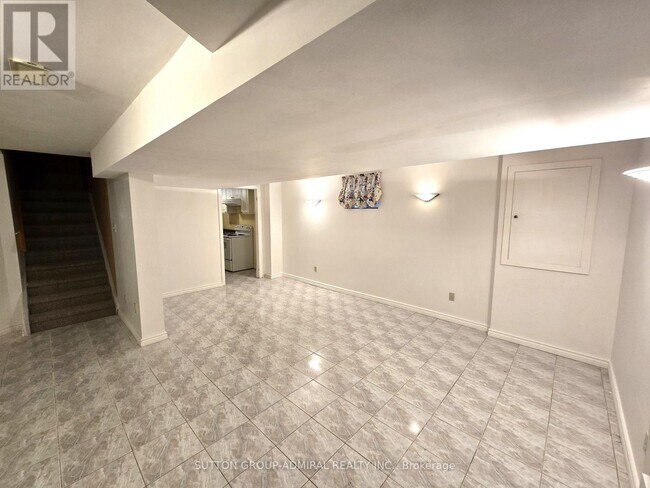 Building Photo - 589 Belview Ave