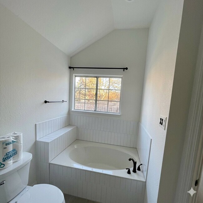 Foto del edificio - 2100 Rosemary Ln