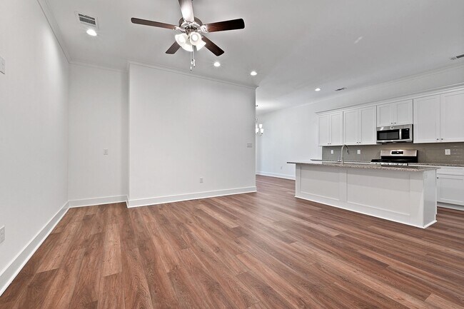 Building Photo - Available in the heart of Baton Rouge