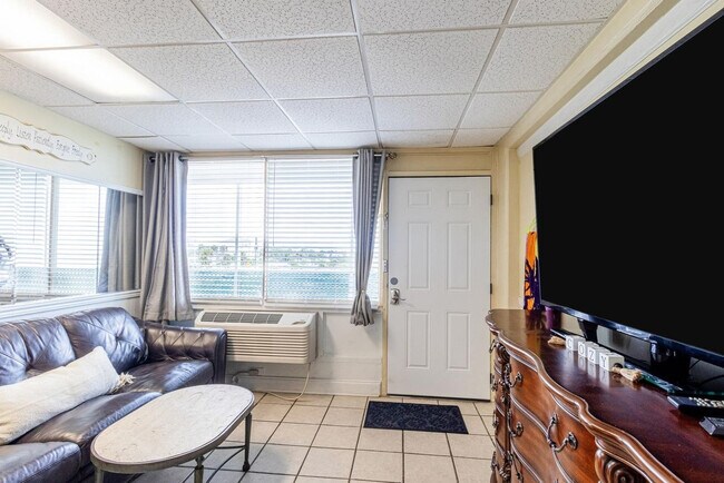 Foto del edificio - 14401 Front Beach Rd