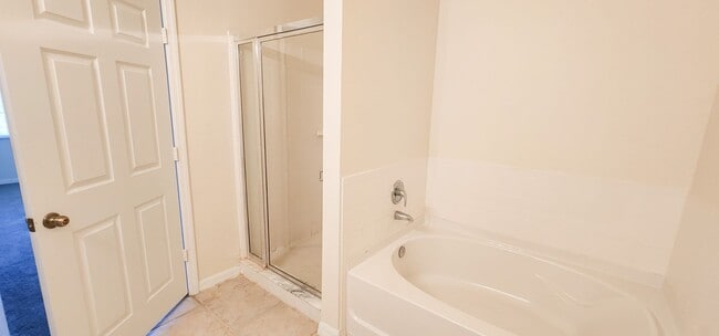 Building Photo - Gated Community in Palm Estates 2/2/1