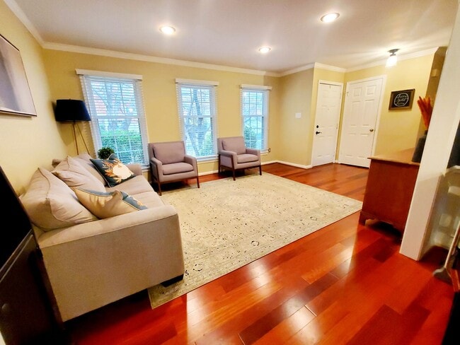 Foto del edificio - Comfort, Space, and Location: 4BR Alexandria Home Near Huntington Metro
