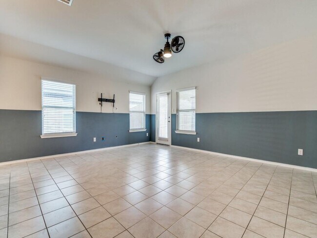 Foto del edificio - 3300 Emerson Rd