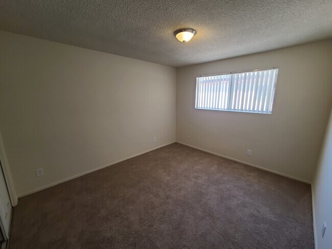 Building Photo - 4919 Rosewood Ave