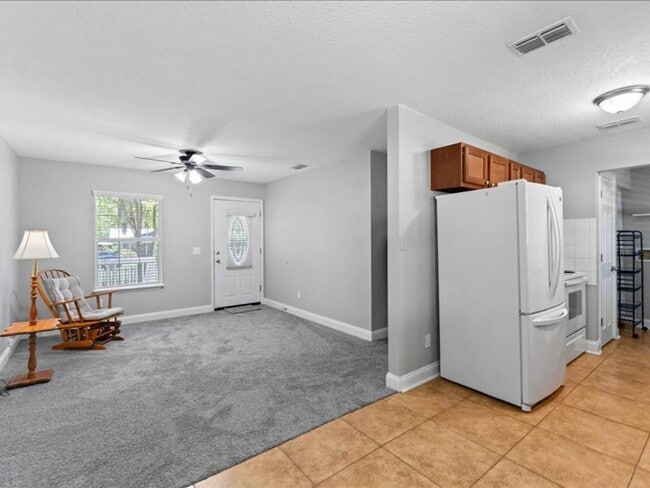 Foto del edificio - Charming 3 Bedroom Renovated Retreat: Cozy Home with New Upgrades in Serene Neighborhood