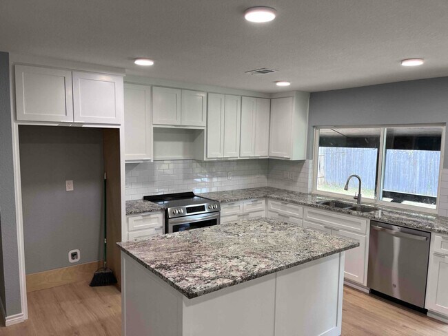 Building Photo - 2604 Creekview Dr