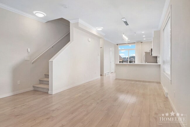 Building Photo - 2 - Bed + 2.5 Bath Townhouse in Surrey!