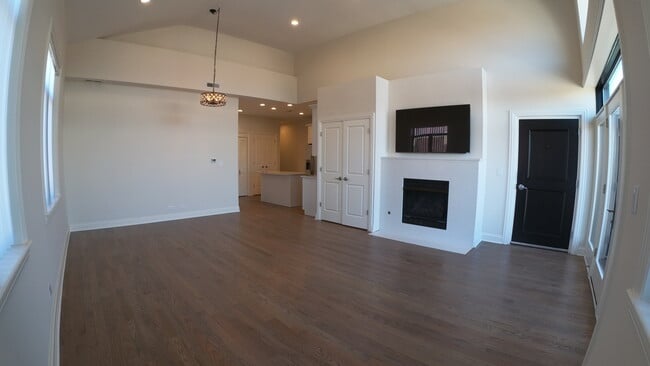 Building Photo - 1701 W Chicago Ave